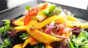 Aprende a hacer una refrescante ensalada de mango