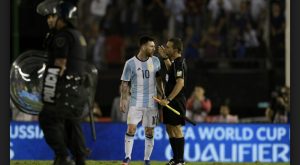 Messi suspendido por insultar a arbitro