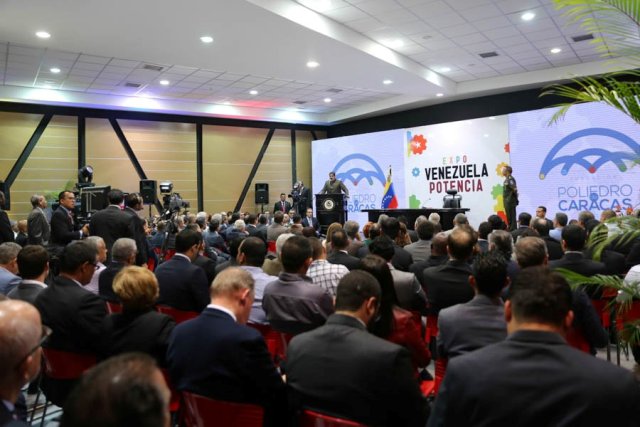 Empresarios públicos y privados que estimulan el desarrollo productivo del país recibieron de manos del propio Presidente Nicolás Maduro, créditos millonarios
