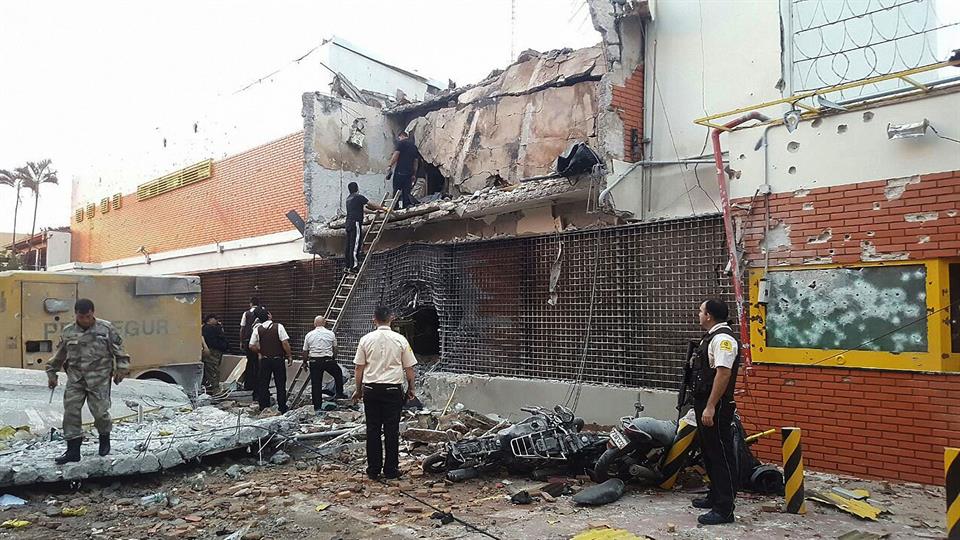 50 hombres armados roban principal centro comercial