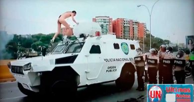 Hombre desnudo en manifestaciones Caracas Venezuela