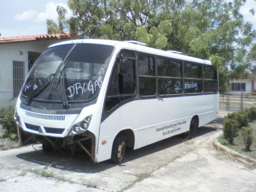 desde mucho tiempo, el autobús que fungía como transporte esta en mal estado a la espera de repuestos,