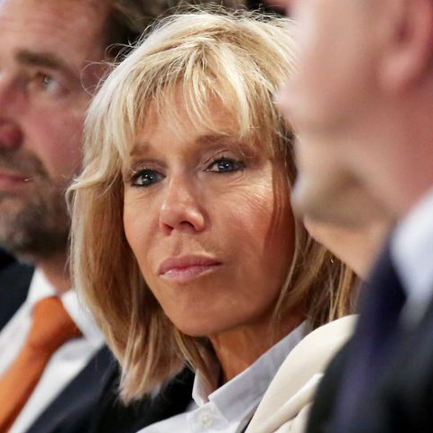 Brigitte Trogneux, 23 años mayor que Macron, es la mujer detrás de él