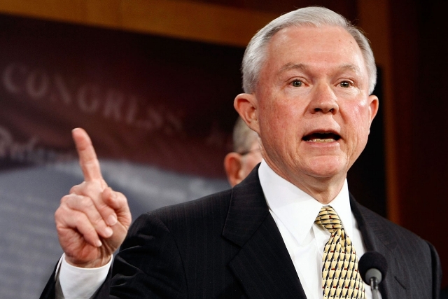 Jeff  Sessions mandó perseguir por la vía penal a cualquier inmigrante irregular que tenga antecedentes por delitos violentos