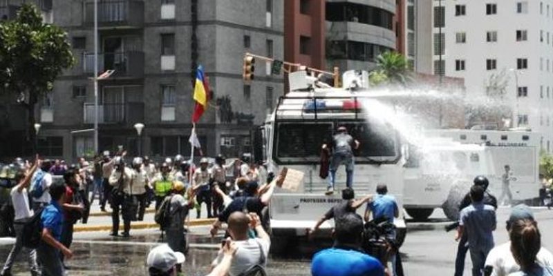 Enfrentamientos entre la GNB y oposición venezolana