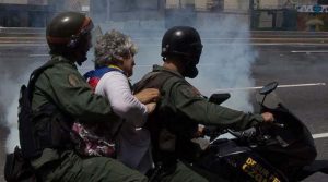 detención de señora en marcha del 19 de abril
