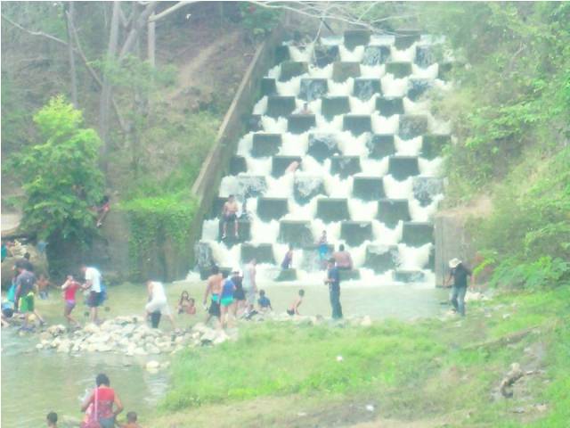 Bañistas se preparan para acudir a La Represa