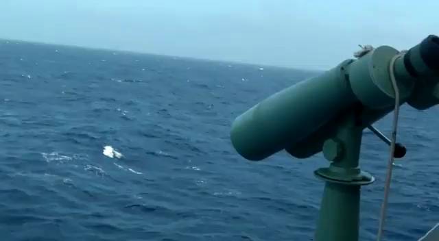 la tripulación del "María Esther", realizó el llamado de alerta que un buque cercano escuchó