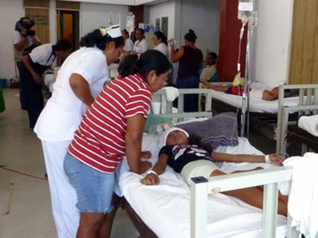 Familiares de los menores aseveraron que la primera en manifestar síntomas de intoxicación fue una joven de quince años
