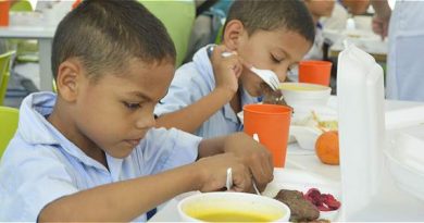Contraloría colombiana encontró sobreprecios en contratos de alimentación para estudiantes.