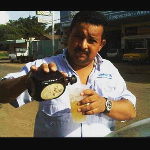 Héctor José Solano Montenegro de 42 años de edad, quien murió de manera instantánea al quedar aplastado debajo de la unidad.