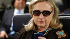 Trump se dirige a Hillary Clinton