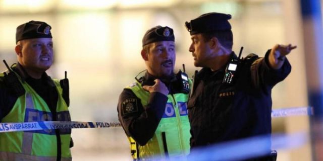Como parte de la investigación del ataque, nueve hombres y una mujer han sido detenidos