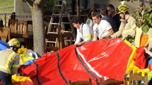 Niño fallece al salir disparado de inflable
