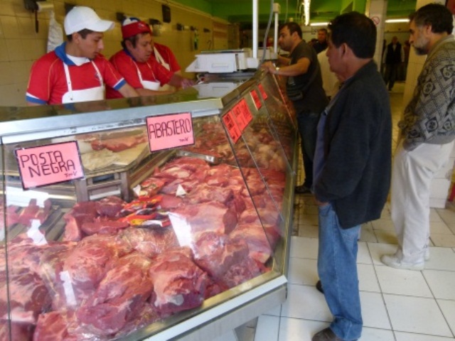 El kilogramo de lagarto y costilla es ofrecida por los carniceros en 5 mil 500, el hueso en 4 mil 500, el cogote en 5 mil y la chinchurria por un costo de 3 mil Bs.