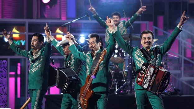 Dentro de su repertorio musical, Los Tigres del Norte, tocaron uno de sus clásicos, "Jefe de Jefes", un canto al que se le hace apología a la vida del capo