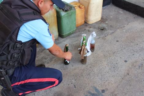 Detienen a sujeto que portaba en su vehículo bombas molotow