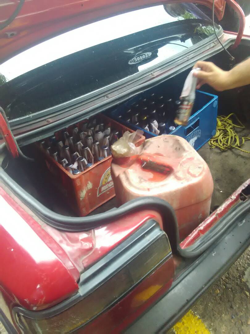 se encontró una cantidad considerable de presuntas bombas molotow; ademas de dos sacos de piedra y un recipiente o bidón contentivo de gasolina.