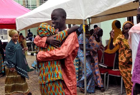 El grupo terrorista Boko Haram liberó 82 niñas, de las 276 que secuestró hace tres años