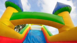 Niño fallece al salir disparado de inflable