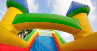 Niña fallece al salir disparado de inflable