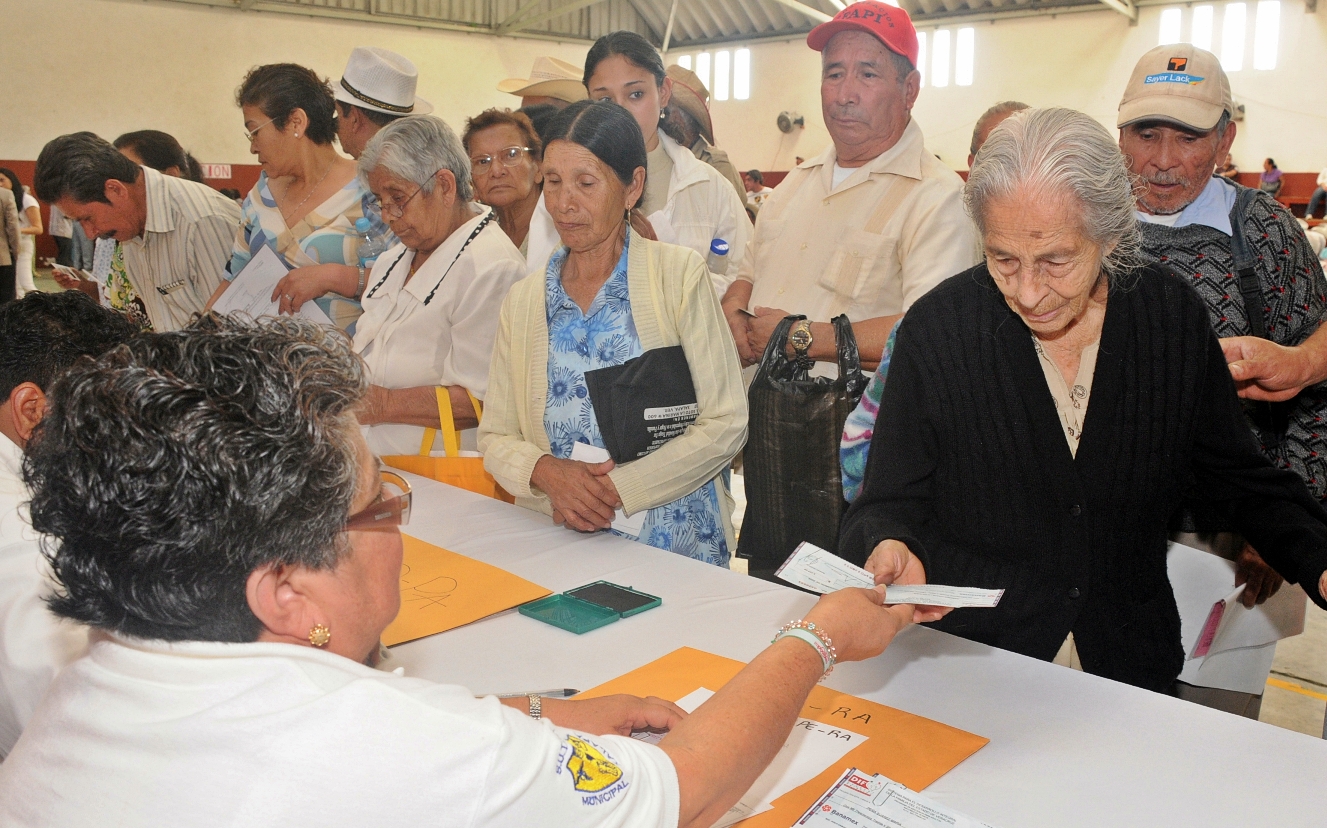 Pensionados venezolanos desde este viernes cobraran con el aumento del 60%