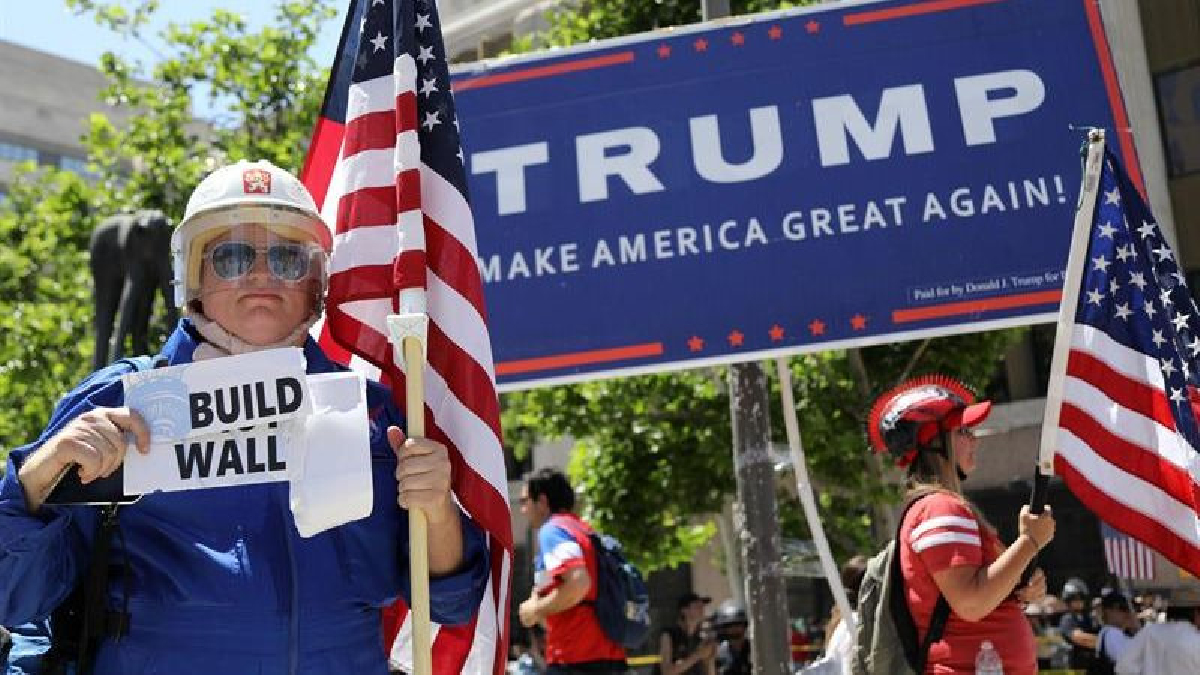 “Más educación y menos deportación”, “Fuera Trump y Pence”; fue parte de las consignas exclamadas.
