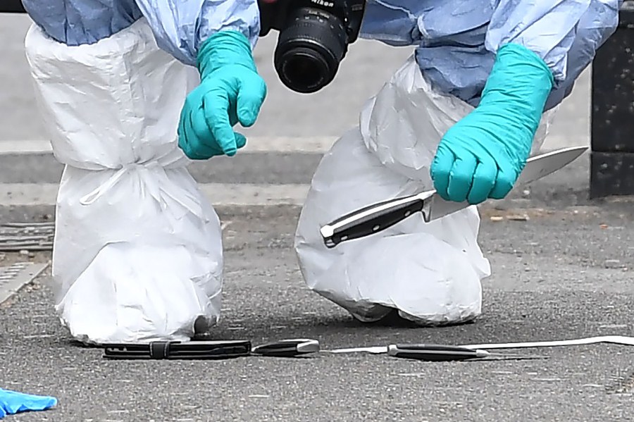 Hombre armado con cuchillo mantenía retenidas a varias personas en un oficina de empleo
