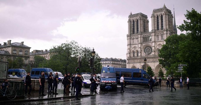 Hombre que atacó a un agente con un martillo en París, fue neutralizado