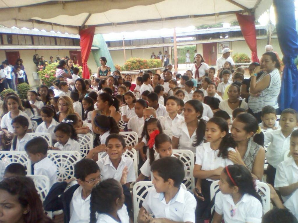 Estudiantes y docentes de la ENB 12 de Octubre recibieron computadoras