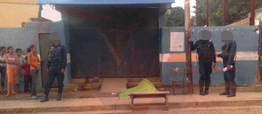 Hombre fue asesinado frente a una licorería