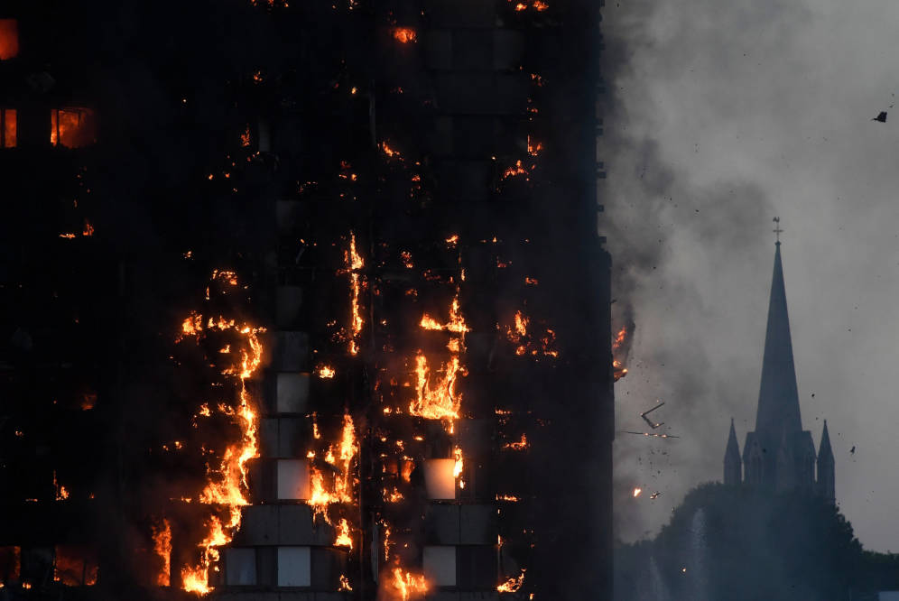 El incendio de un edificio de 24 pisos causó terror en Londres