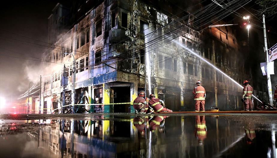 El incendio obligó a las autoridades cerrar el tránsito en las calles aledañas al edificio en llamas