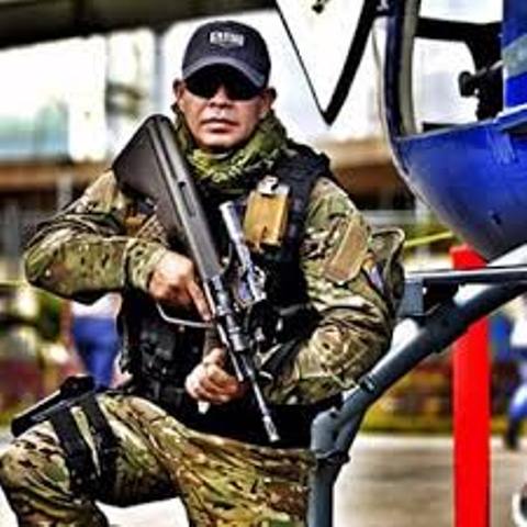 En sus redes sociales Oscar Pérez, se define como instructor de vuelo y miembro de la Brigada de Acciones Especiales de la policía científica, (Cicpc),