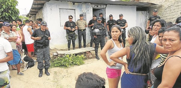 Los funcionarios policiales colectaron algunos cartuchos de pistola nueve milímetros que quedaron esparcidos en el cuarto donde quedo la occisa.
