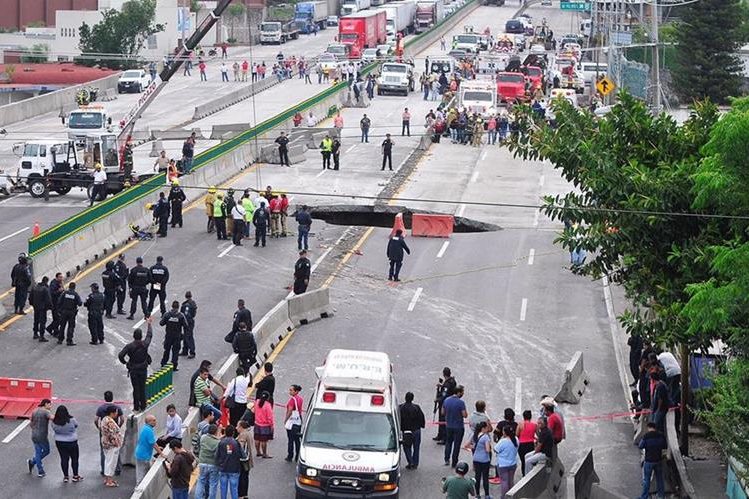 Mueren dos personas al caer en megahueco que se formó en autopista de Cuernavaca