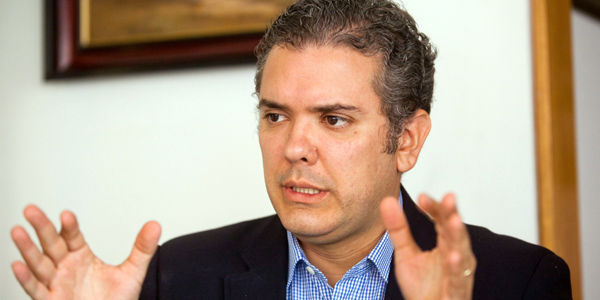 el senador colombiano del Centro Democrático Iván Duque, elaboró un escrito donde acusa al Presidente Maduro de haber sido “partícipe de graves violaciones al derecho internacional”