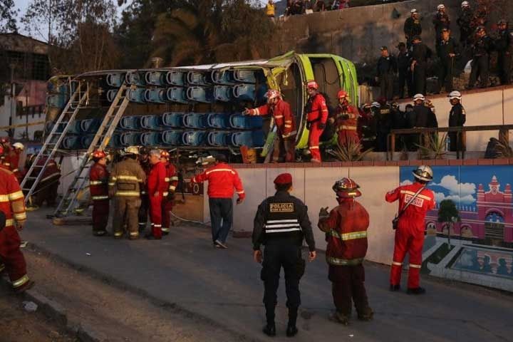 Vuelco de autobus en Perú dejó 8 fallecidos y 30 heridos