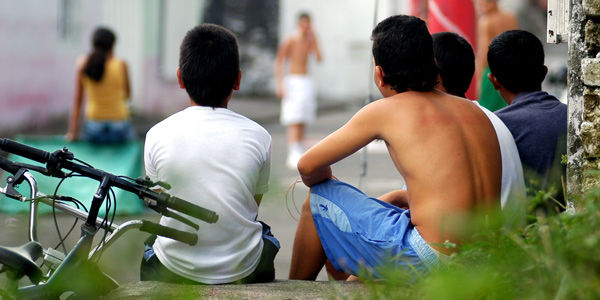 Un 52 por ciento de las mujeres ninis dedica tiempo a cuidar  niños, frente a un 10 por ciento de los hombres