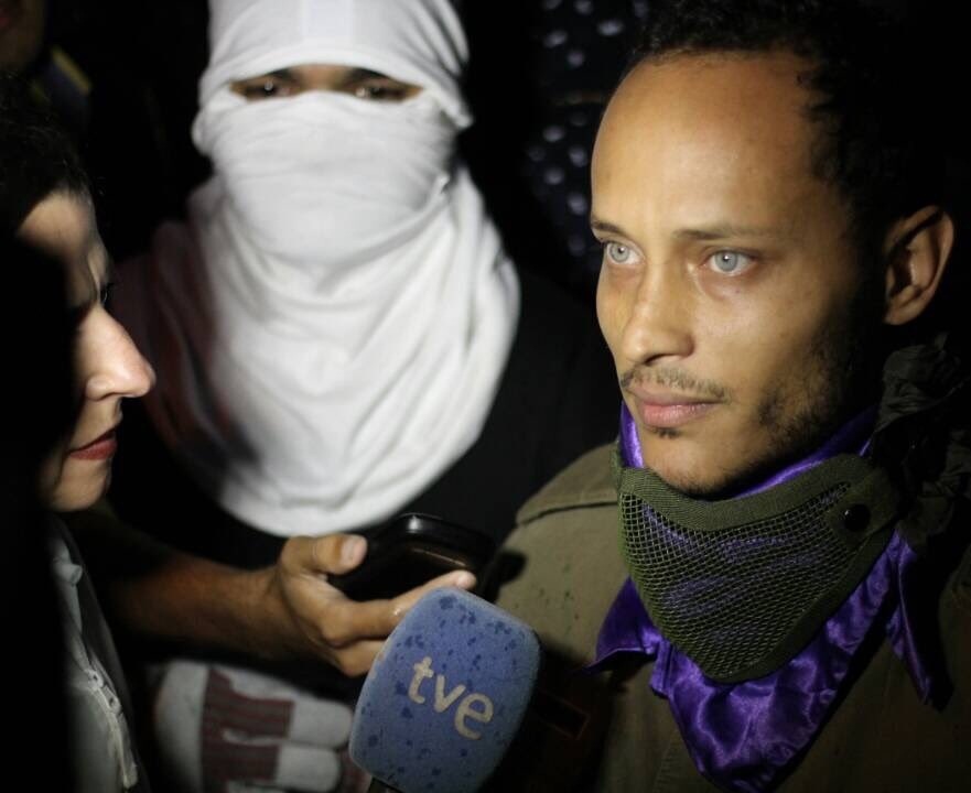 Durante marcha nocturna opositora, reaparece el inspector Oscar Pérez