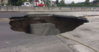 Mueren dos personas al caer en megahueco que se formó en autopista de Cuernavaca