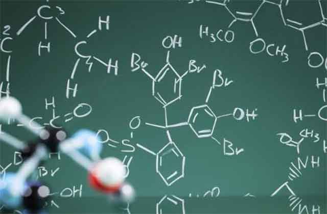 durante la gestión del exministro de Educación, Rodulfo Pérez, se fusionaron las materias química, física y matemática como parte de una transformación curricular.