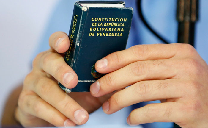según lo establecido en los artículos 5, 70, 333 y 350 de la Constitución de la República de Venezuela, en lo referente a la consulta popular, la soberanía, 