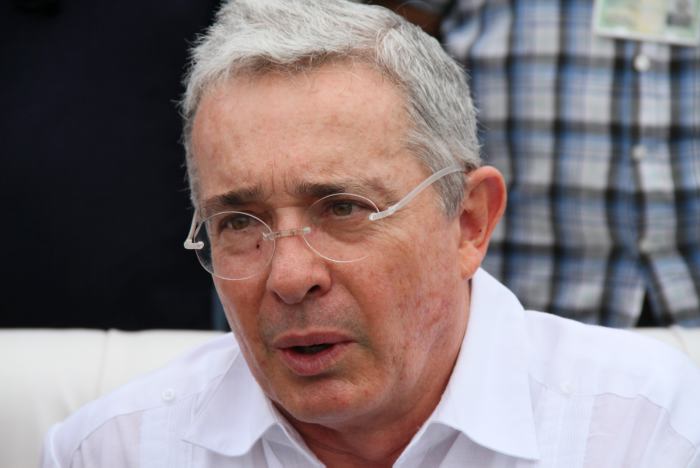 Alvaro Uribe Velez la emprende contra un periodista