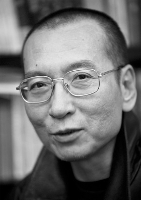 Amigos de la pareja Xiaobo se vieron impedidos de acercarse, o siquiera viajar, al hospital para ver por ultima vez al autor, crítico literario, pensador y disidente chino.