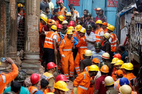 En La India, desplome de edificio residencial dejó 18 muertos