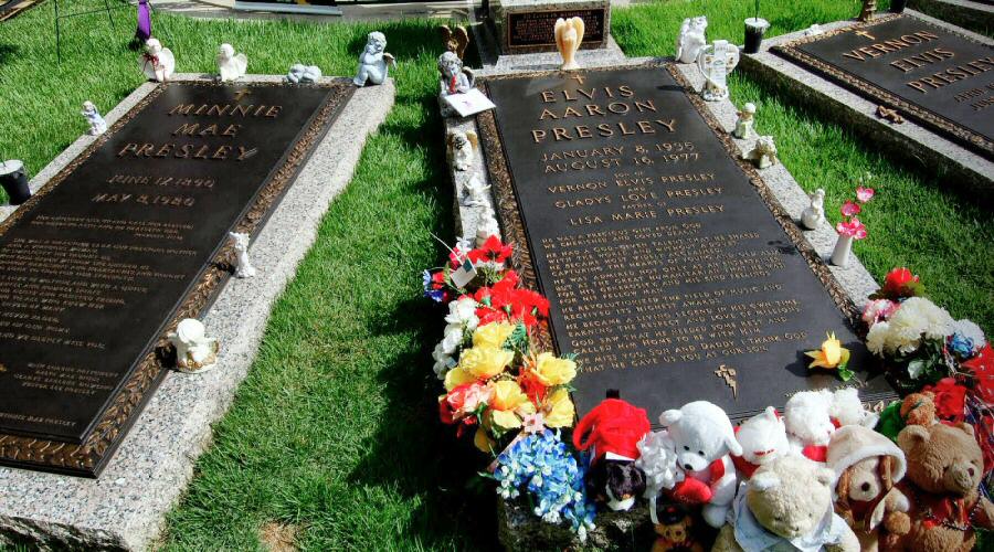 Elvis con sus pantalones ajustados, su jopo, su jadeante voz y sus movimientos pélvicos, hizo historia, marcó un hito,