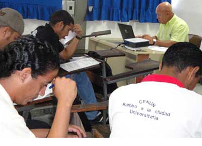 Profesionales docentes están emigrando a Ecuador
