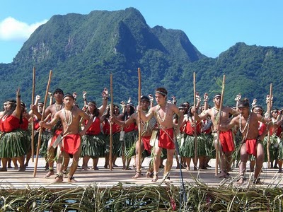 los idiomas oficiales son el inglés y el chamorro que es una lengua indígena, pero también se habla el español, japonés y tagalo.