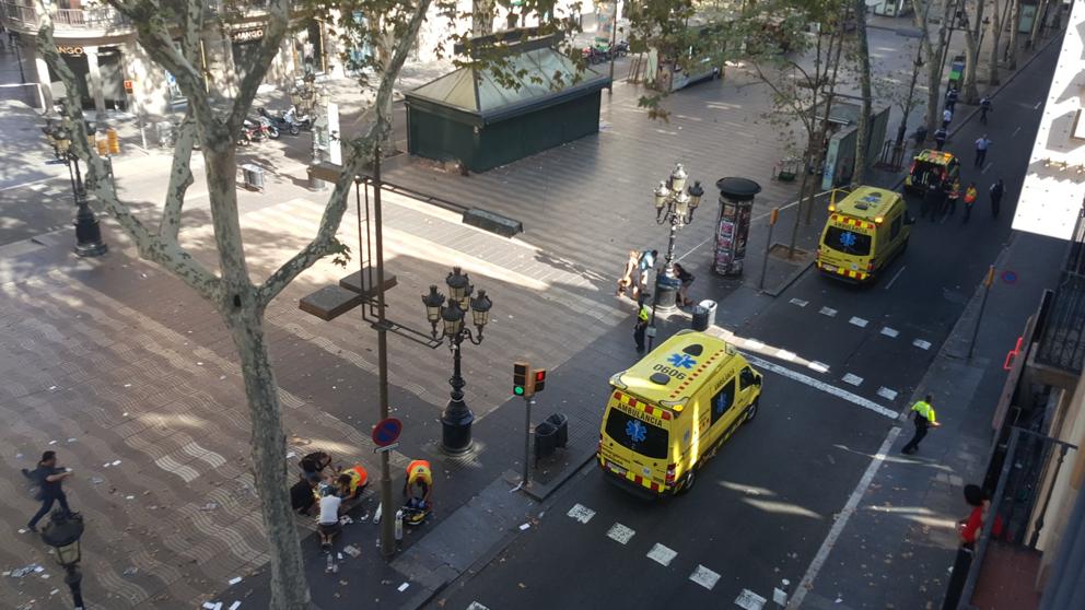 la furgoneta se subió en la calzada peatonal, en el inicio de la Rambla y recorrió el paseo central,